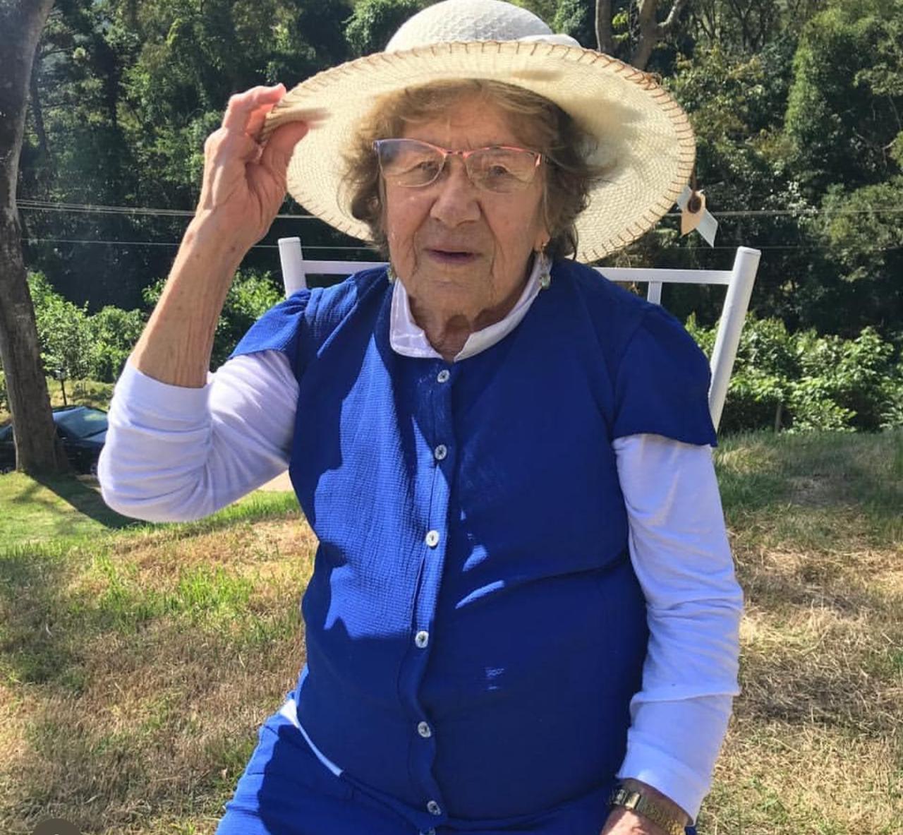 IZABEL TEIXEIRA DE MELO